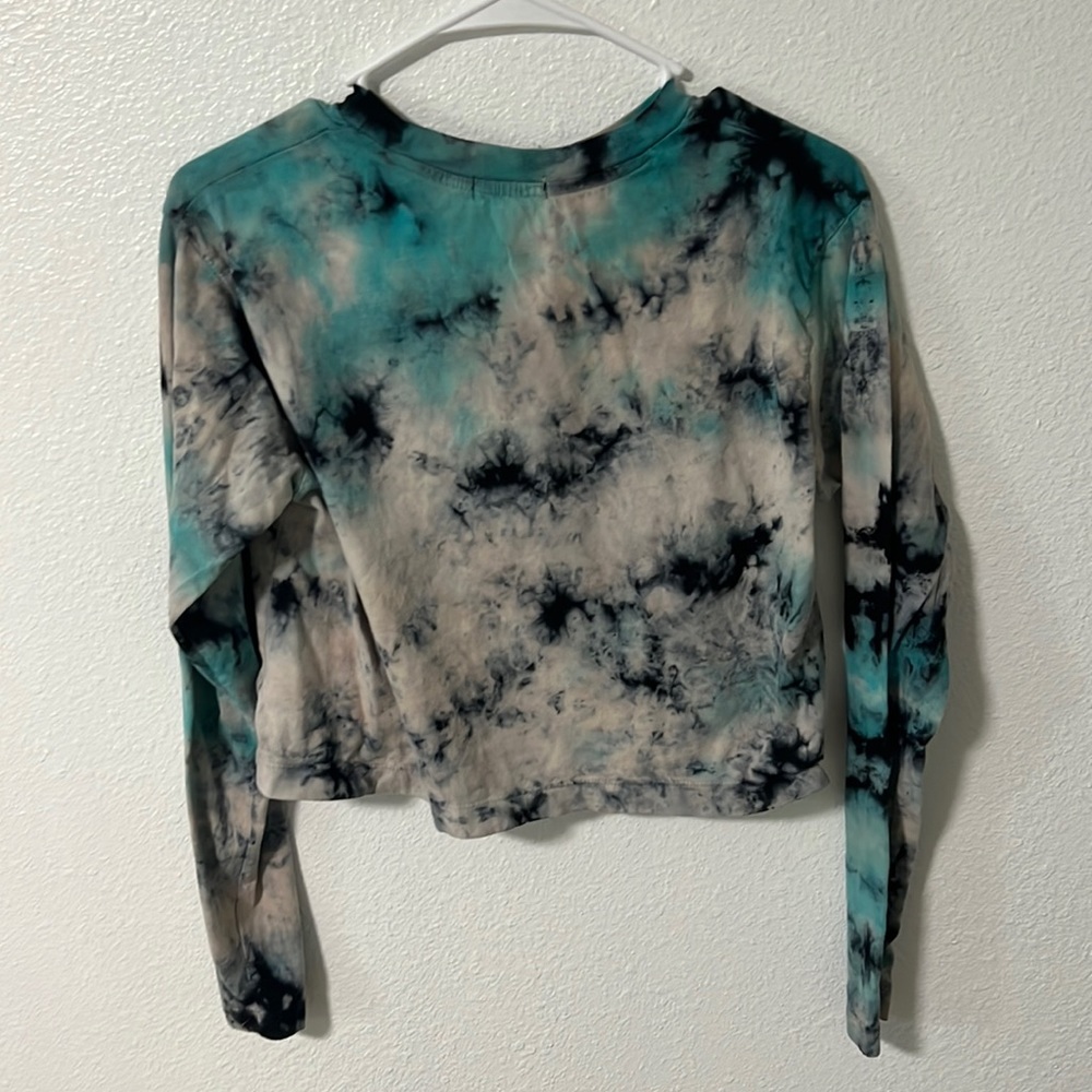 Fitz + Eddi cropped blue and black tie dyed tee